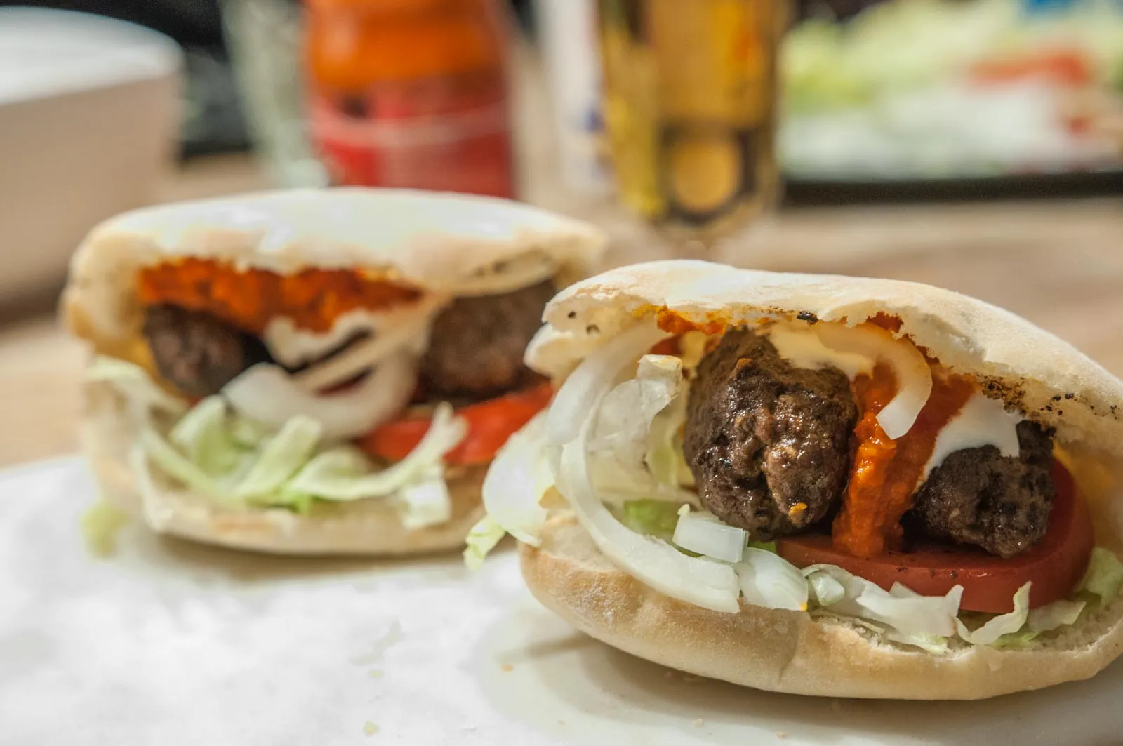 Chivapchichi som serveras med bröd, ajvar & grönsaker Chivapchichi som serveras med bröd, ajvar & grönsaker
